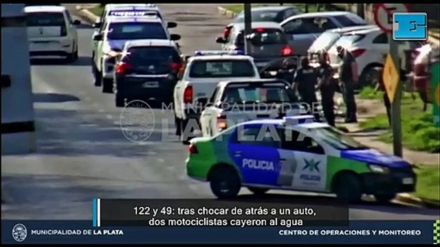 122 y 49: dos motociclistas cayeron al agua tras chocar de atrás a un auto
