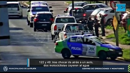 122 y 49:  dos motociclistas cayeron al agua tras chocar de atrás a un auto