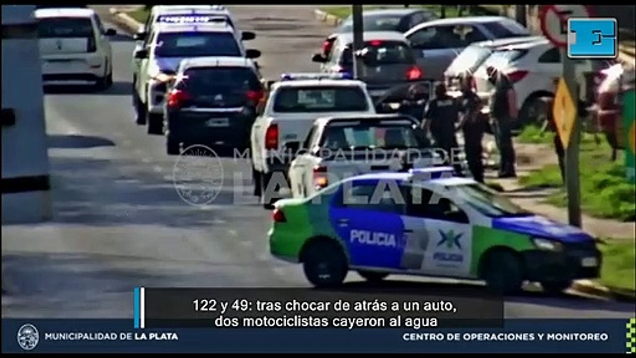 122 y 49:  dos motociclistas cayeron al agua tras chocar de atrás a un auto