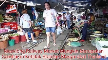 Jika Berani Masuk Pasar Mae Klong ini, Berarti Nyali Mu Tinggi..  Pasar tradisonal Rel Kereta Api