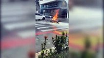 Moto pegando fogo no cruzamento Hugo Musso com Maranhão na Praia da Costa