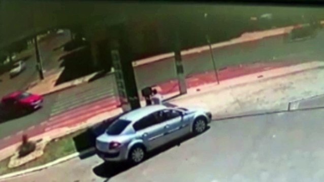 Câmera mostra colisão entre carro e moto na Avenida Tito Muffato