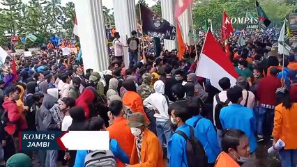 Demo Omnibus Law Mahasiswa Bentrok Dengan Polisi