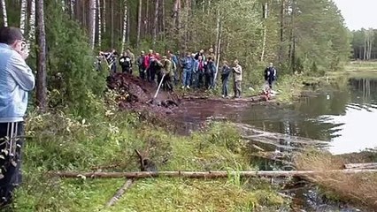 La découverte qu'ils font au bord d'un lac est incroyable : tank soviétique vieux de 50 ans enfouit sous terre
