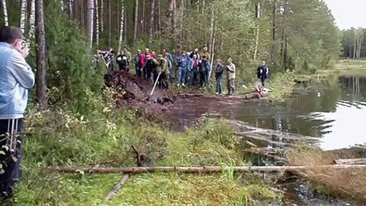 La découverte qu'ils font au bord d'un lac est incroyable : tank soviétique vieux de 50 ans enfouit sous terre