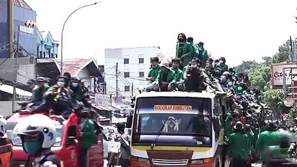 Jokowi Bantah UU Ciptaker Hapus Upah Minimum