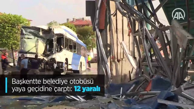 Başkentte belediye otobüsü yaya geçidine çarptı: 12 yaralı