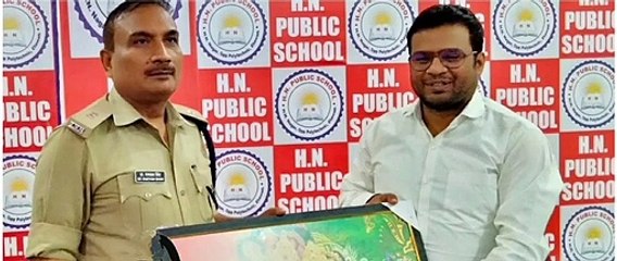 कार्यक्रम में शामिल होने पहुंचे एसपी सिटी को किया गया सम्मानित