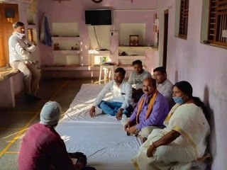 परिवार के लोगों का हालचाल लेने पहुंची सरिता भदौरिया