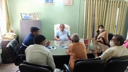 एमएलसी प्रत्याशी के लिए वोट मांगने पहुंचे समर्थक