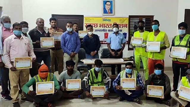 ब्यूटी मंत्रा एवं समाज उत्थान समिति के द्वारा बकेवर में सफाई कर्मियों को किया गया सम्मानित