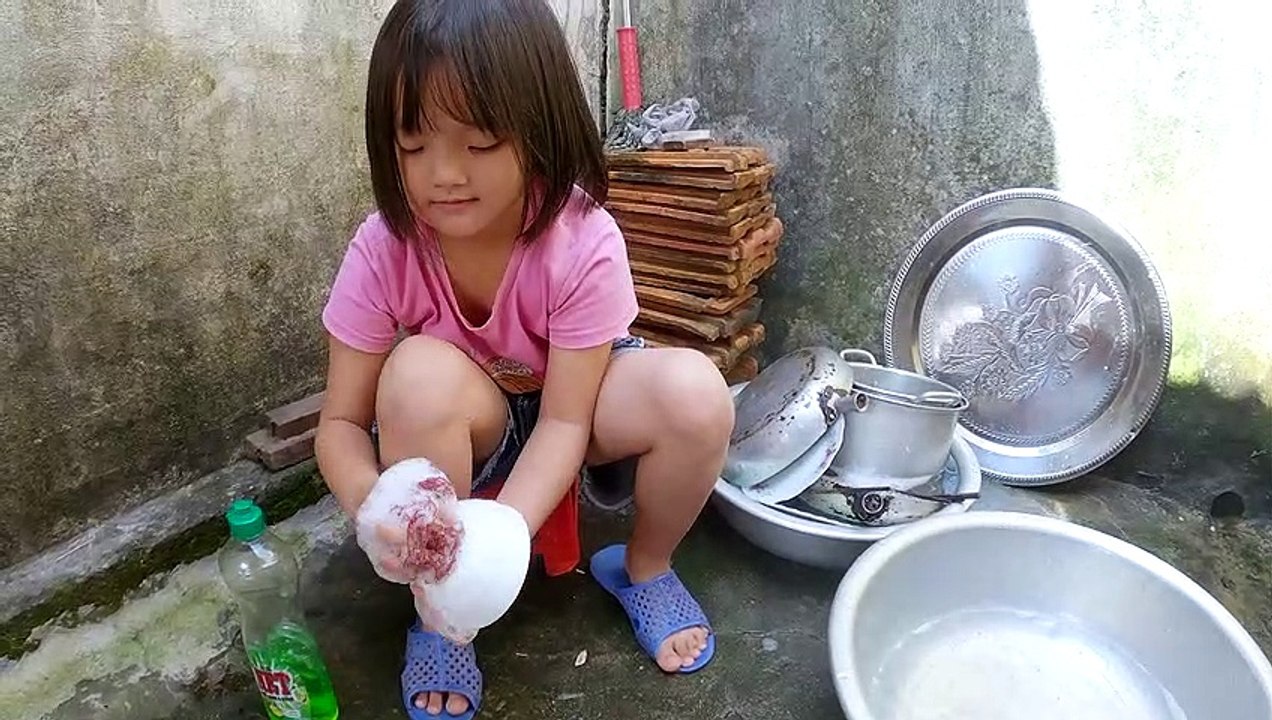 Song Thư hướng dẫn các bạn rửa bát