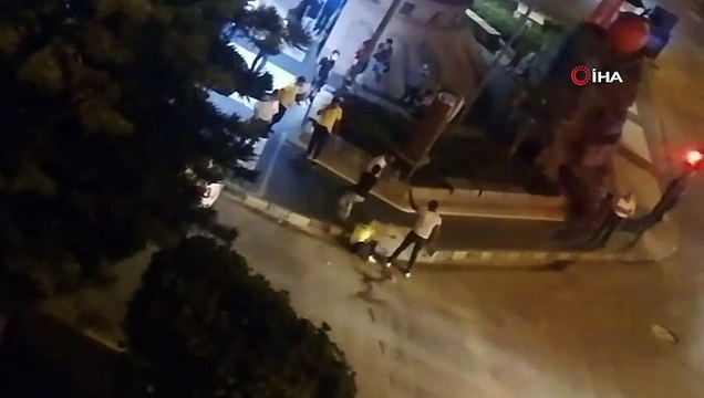 Cadde ortasında kick boks müsabakalarını aratmayan kavga kamerada