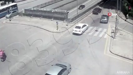 Bisikletli gencin otomobilin altında kaldığı anlar kamerada