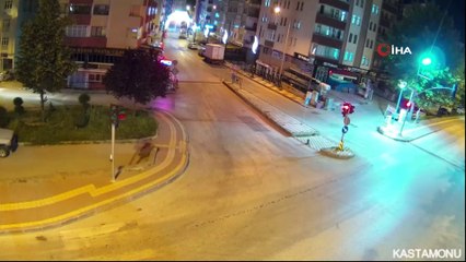 Dikkatsiz sürücüler kavşakta çarpıştı, otomobiller paramparça oldu