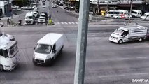 Minibüs ile yolcu otobüsünün çarpıştığı kaza kamerada