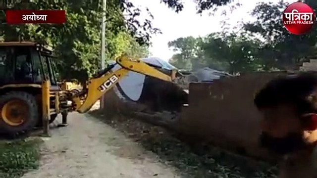 अपहरण के आरोप में प्रधान के संपत्ति पर चली जेसीबी
