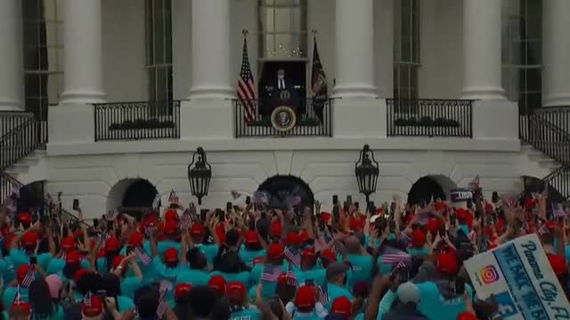 Trump reaparece tras superar la COVID-19 sin mascarilla y sin distancia social