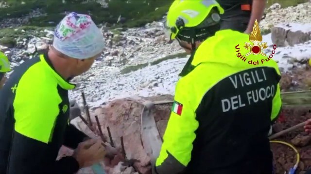 Pontebba (UD) - Vigili del fuoco a 2mila metri per recuperare masso con fossili rari (09.10.20) (1)