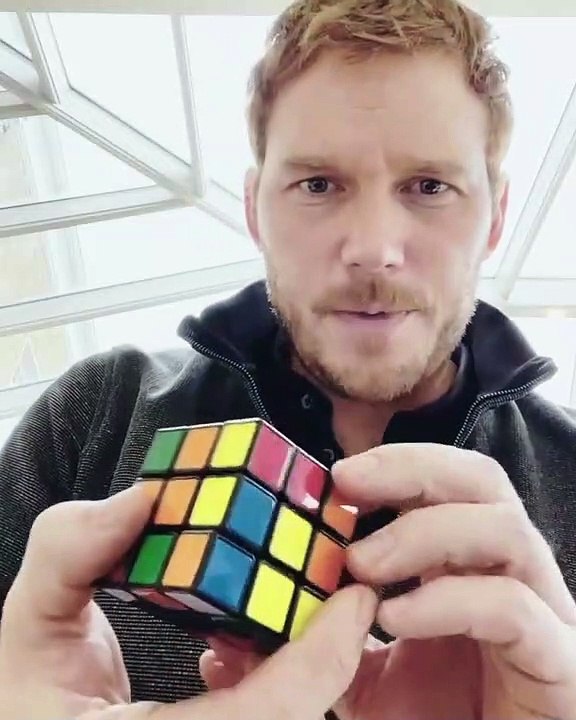 Después de mucha práctica, Chris Pratt resuelve un cubo de Rubik en menos de un minuto