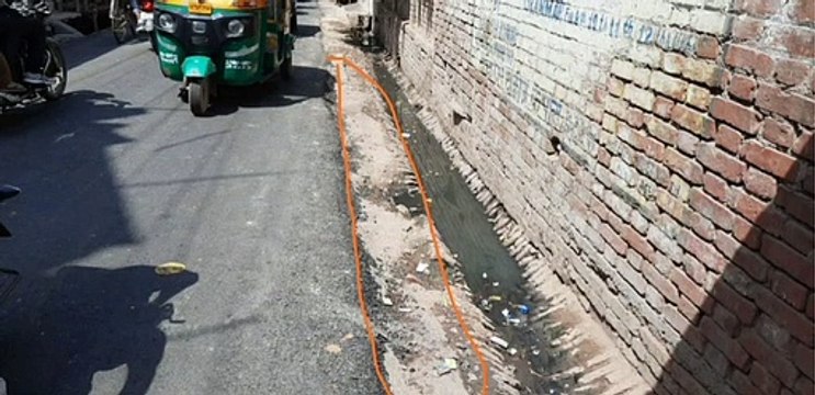 पीडब्ल्यूडी विभाग ने सड़क बनाते समय सड़क के किनारों को छोड़ा अधूरा