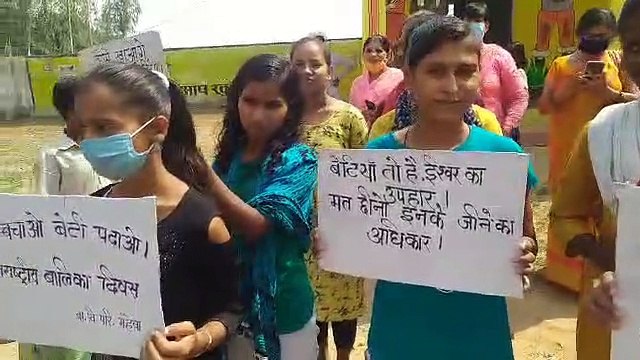 नगला चन्दी में अंतरराष्ट्रीय बालिका दिवस के मौके पर बेटियों को किया गया सम्मानित