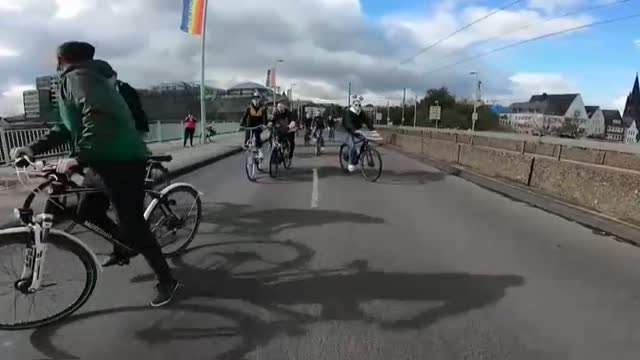 La ciudad alemana de Colonia celebra su marcha del Orgullo Gay en bicicleta por la pandemia