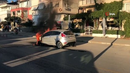 Seyir halindeki otomobil alev alev yandı