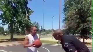Un jeune basketteur défie un policier beaucoup trop chaud !
