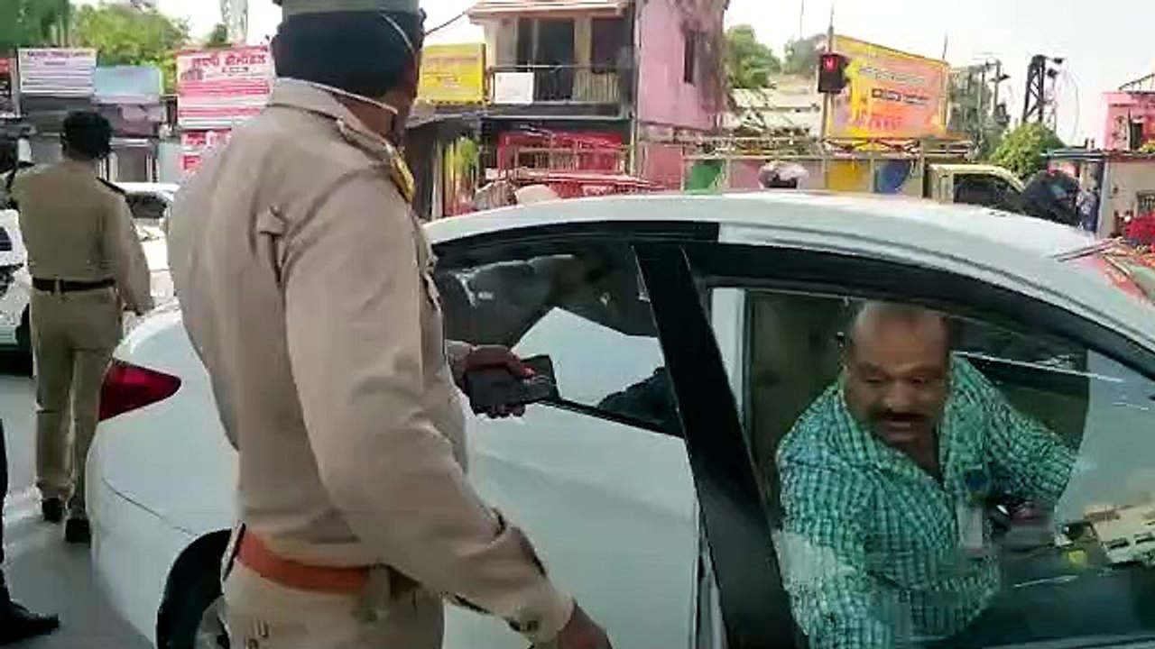 रेड लाइट तोड़ने पर पुलिस के रोके जाने से नाराज नशेड़ी चालक का हंगामा