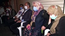HDP önünde evlat nöbeti tutan aileler, gece nöbetine geçti