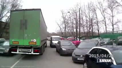 Un camion embarque une voiture et ne se rend compte de rien !