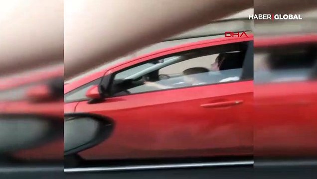 Pes dedirten olay! Kucağında çocukla otomobil kullandı