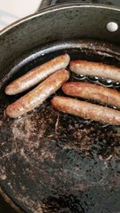 Des saucisses en souffrance qui crient dans la poêle
