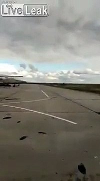 Rase motte à 2m du sol d'un avion de chasse en Ukraine