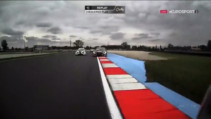 El accidente de Néstor Girolami en el Mundial de Turismo en Eslovaquia.