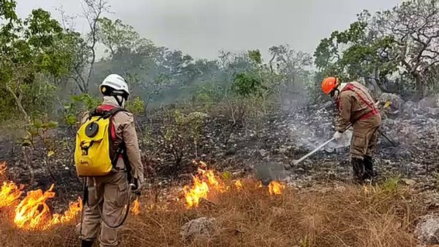 Corpo de Bombeiros de Goiás combate incêndio na Chapada dos Veadeiros.
