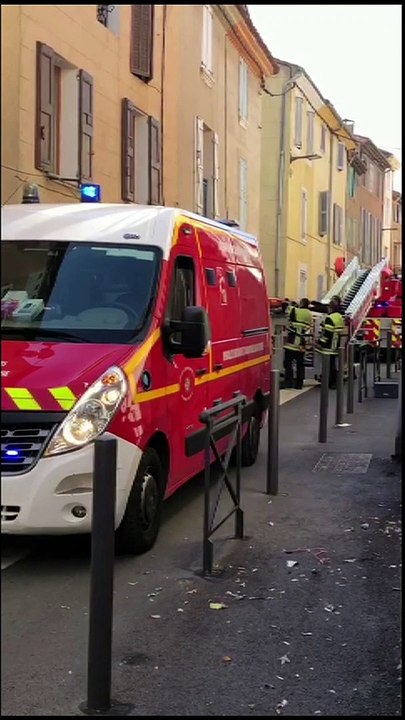 Operation de secours avec la grande échelle des Pompiers en centre ville de Trets 11oct2020