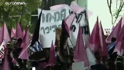 Israel: Tens of thousands call for PM Benjamin Netanyahu to resign