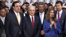 Expresidente colombiano Álavaro Uribe recobra libertad por orden de jueza