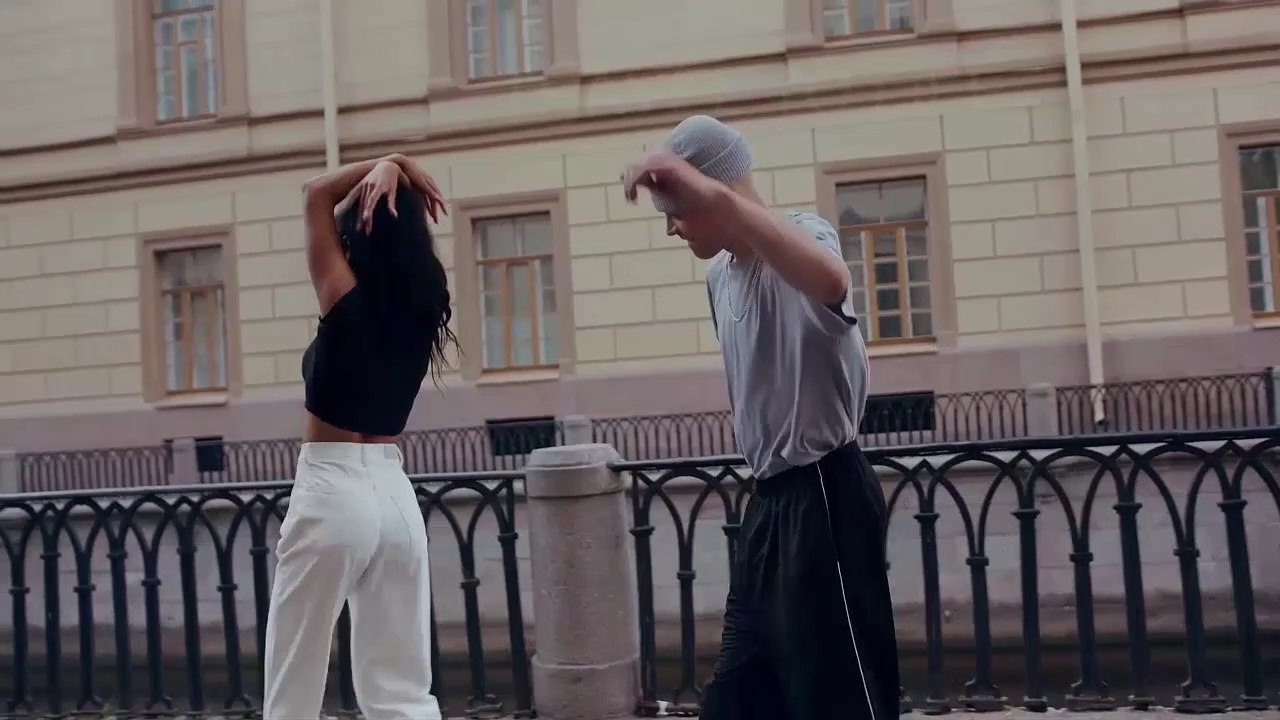 girls dance on boat|девушки танцуют на лодке