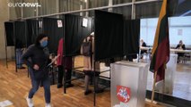 أصوات الناخبين في ليتوانيا تتأرجح مع كورونا والأوضاع المعيشية