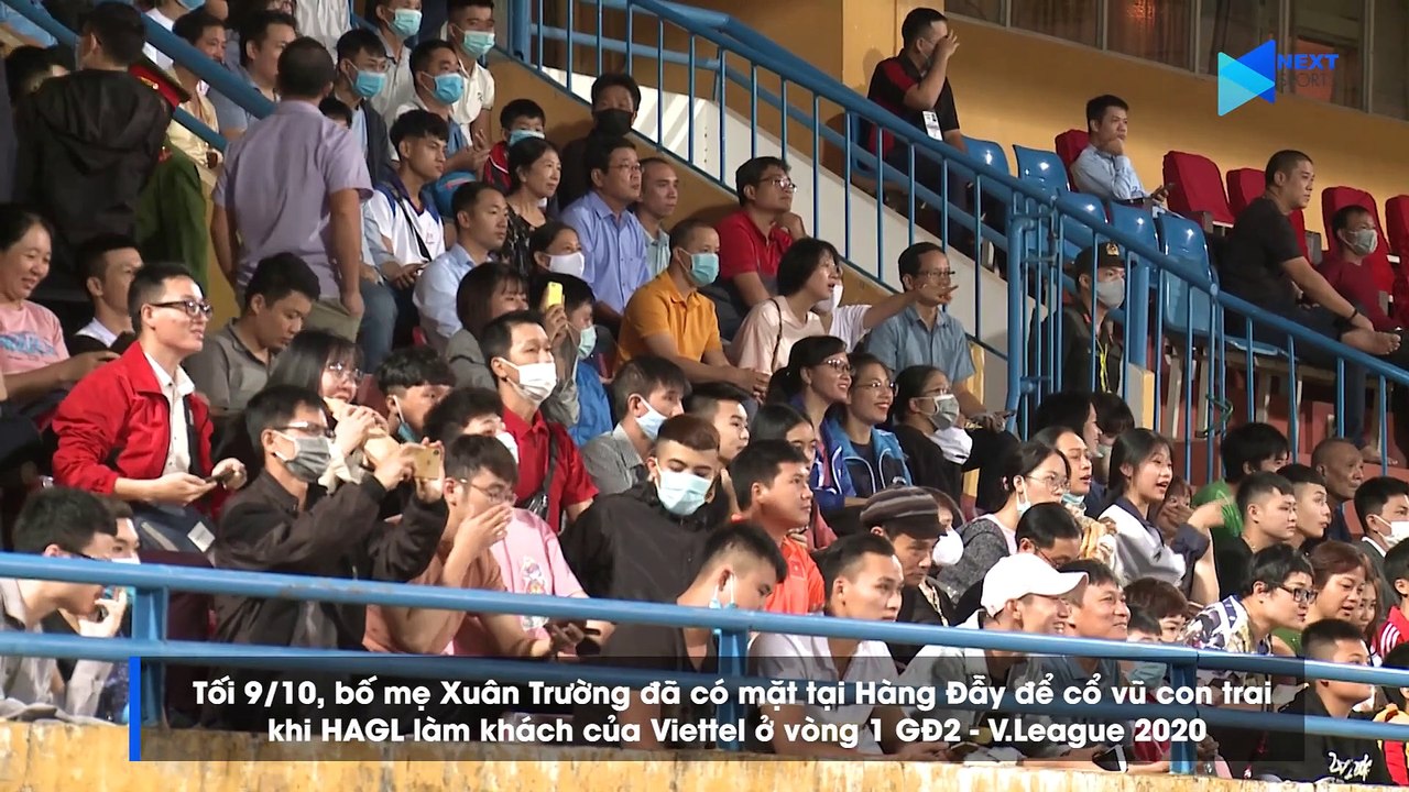 Xuân Trường buồn bã đứng nhìn bố mẹ từ xa, không kịp chào vì quá đông CĐV vây quanh - NEXT SPORTS