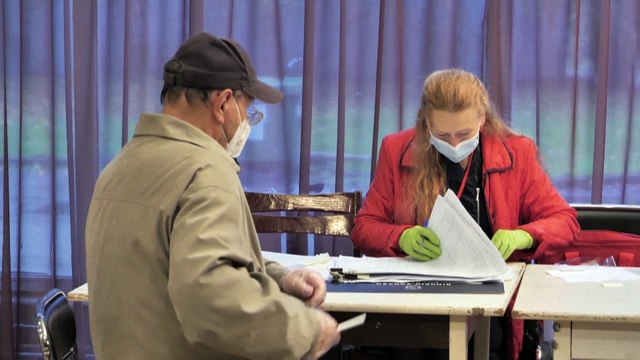 Masqués, 2,4 millions d'électeurs lituaniens ont voté pour renouveler leur parlement