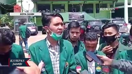 Tolak UU Omnibus Law Cipta Kerja Mahasiswa Unbari Bakar Ban