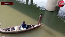 बिहार से आए युवक ने गोमती नदी में लगाई छलांग