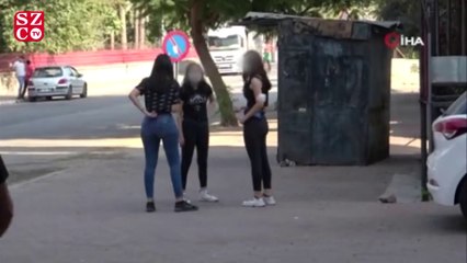 Maskeyi koluna takan kız öğrenci polisten kaçtı