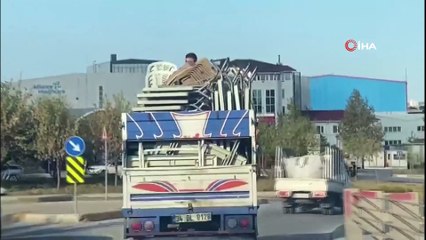Ümraniye’de kamyonet kasasında tehlikeli yolculuk kamerada
