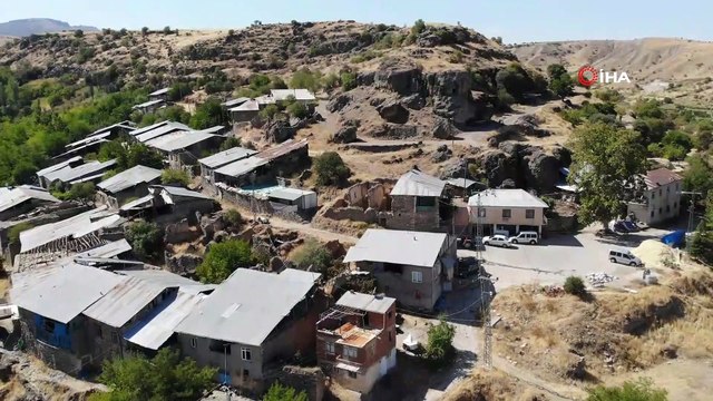 Elazığ'da dikkat çeken 'Delikli Kaya'