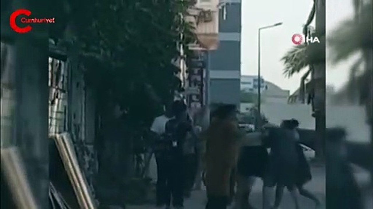 Kadınlar saç saça baş başa kavga etti, erkekler film izler gibi izledi